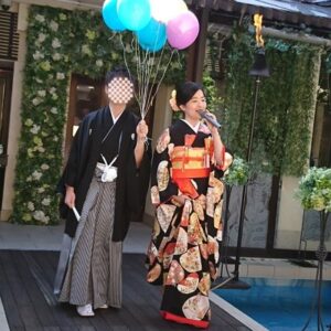 黒色のリメイク振袖を着た花嫁