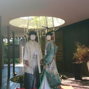 緑色のリメイク振袖を着た花嫁