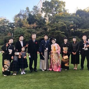 ピンク色のリメイク振袖を着た花嫁