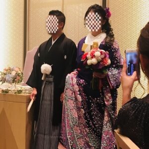 紫色のリメイク振袖を着た花嫁