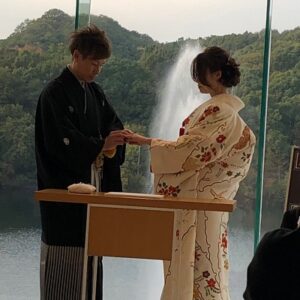 白色のリメイク振袖を着た花嫁