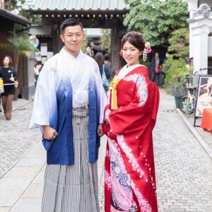 赤のリメイク振袖を着た花嫁