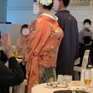 ピンク色のリメイク振袖を着た花嫁
