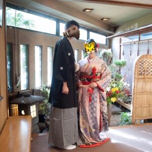 桃色のリメイク振袖を着た花嫁