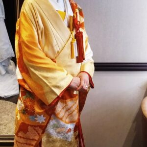 黄色のリメイク振袖を着た花嫁