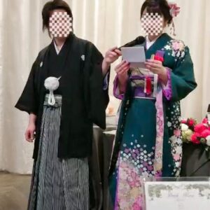 緑色のリメイク振袖を着た花嫁