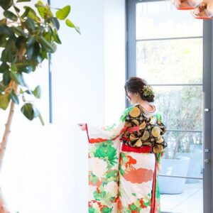 白色のリメイク振袖を着た花嫁