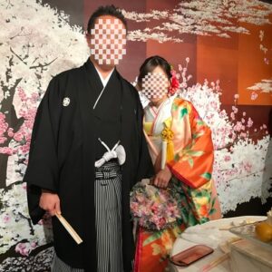 朱赤のリメイク振袖を着た花嫁