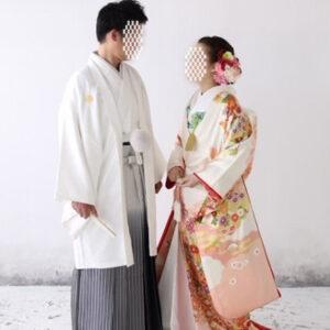 白色のリメイク振袖を着た花嫁