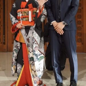 黒色のリメイク振袖を着た花嫁