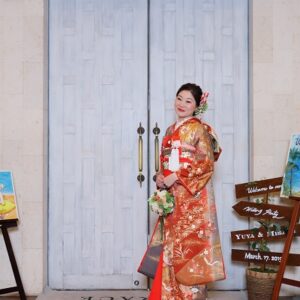 朱赤のリメイク振袖を着た花嫁