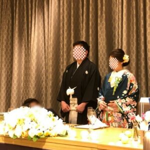 黒色のリメイク振袖を着た花嫁