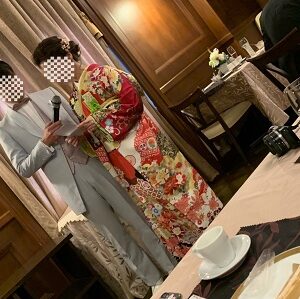 赤色のリメイク振袖を着た花嫁