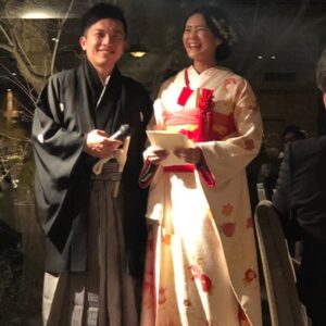 桃色のリメイク振袖を着た花嫁