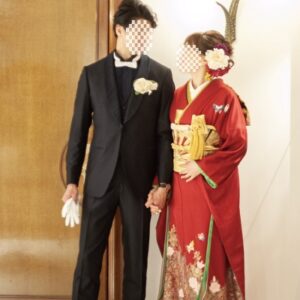 赤色のリメイク振袖を着た花嫁