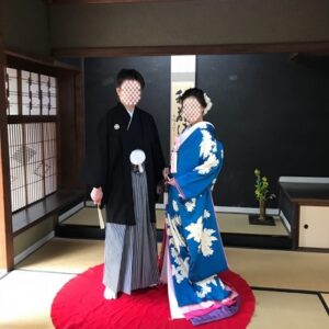 青色のリメイク振袖を着た花嫁