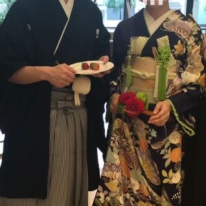 黒色のリメイク振袖を着た花嫁