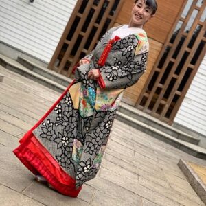 黒色のリメイク振袖を着た花嫁