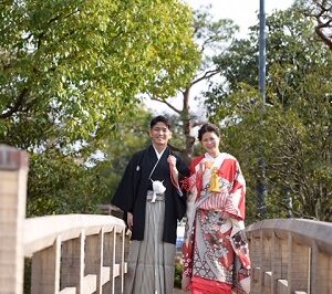 赤色のリメイク振袖を着た花嫁