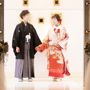 白色のリメイク振袖を着た花嫁