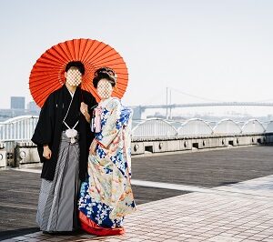 青色のリメイク振袖を着た花嫁