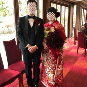 赤色のリメイク振袖を着た花嫁