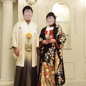黒色のリメイク振袖を着た花嫁