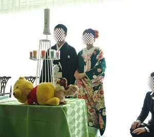 黒色のリメイク振袖を着た花嫁