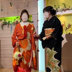 オレンジ色のリメイク振袖を着た花嫁