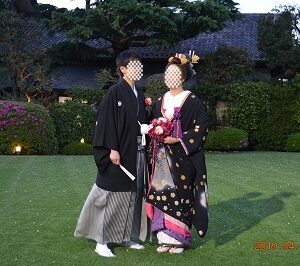 黒色のリメイク振袖を着た花嫁