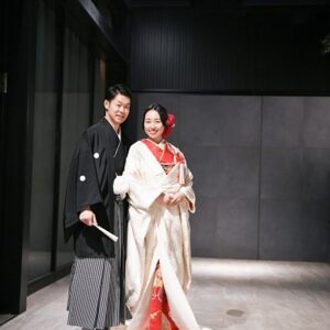 赤色のリメイク振袖を掛下として着て、白無垢を羽織った花嫁