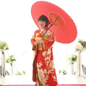 赤色のリメイク振袖を着た花嫁