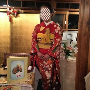 赤色のリメイク振袖を着た花嫁