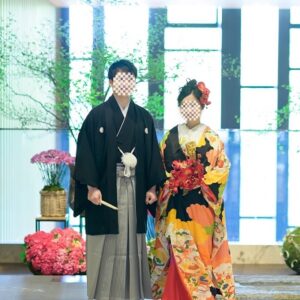 黒色のリメイク振袖を着た花嫁