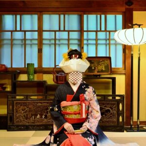 紫色のリメイク振袖を着た花嫁