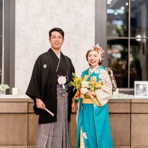 青色のリメイク振袖を着た花嫁