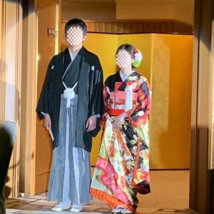 黒色のリメイク振袖を着た花嫁