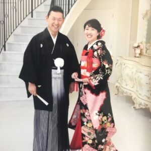 黒色のリメイク振袖を着た花嫁