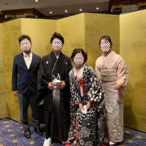 黒色のリメイク振袖を着た花嫁