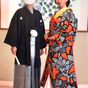 黒色のリメイク振袖を着た花嫁