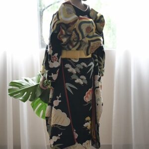 黒色のリメイク振袖を着た花嫁