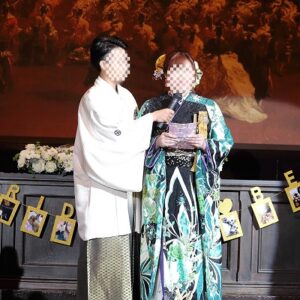 青色のリメイク振袖を着た花嫁