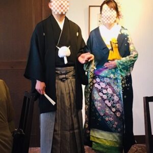 紫色のリメイク振袖を着た花嫁