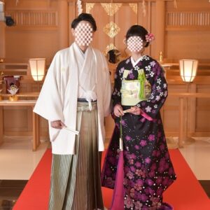 黒色のリメイク振袖を着た花嫁