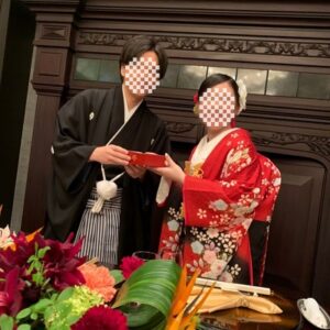 赤色のリメイク振袖を着た花嫁