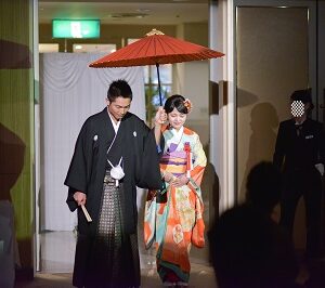 朱赤のリメイク振袖を着た花嫁