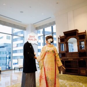 黄色のリメイク振袖を着た花嫁