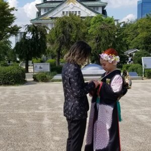 黒色のリメイク振袖を着た花嫁