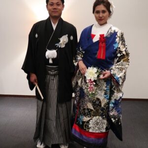 青色のリメイク振袖を着た花嫁