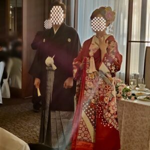 赤色のリメイク振袖を着た花嫁